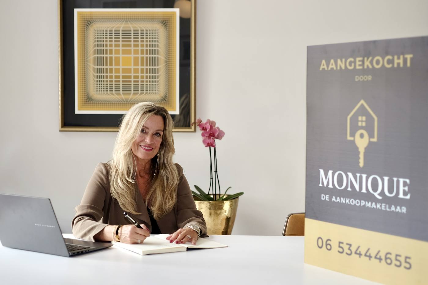 Monique aan het werk aan haar bureau