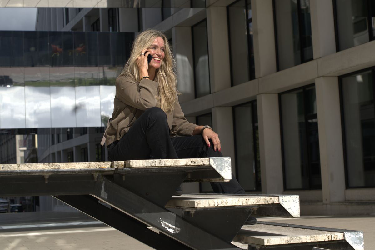 Monique aan de telefoon met een klant