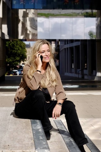 Monique aan de telefoon met een klant